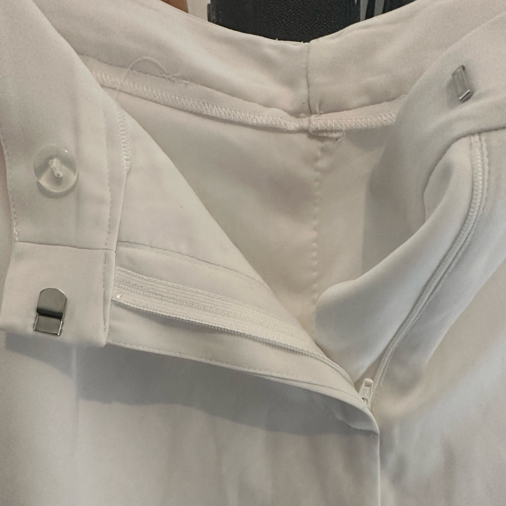 White shorts - Picture 3 of 10